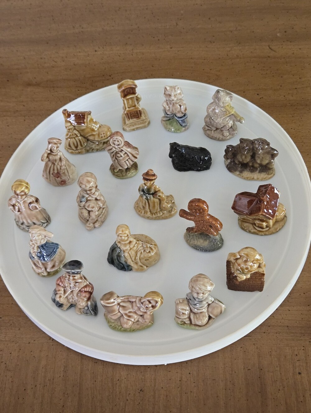 19 Red Rose Tea Nursery Rhyme figurines Wade Whimsies